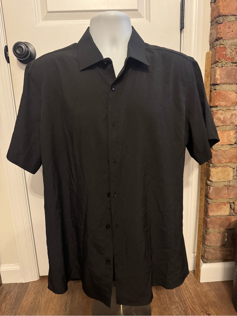 Men's Short-Sleeve Black Button-Down Shirt